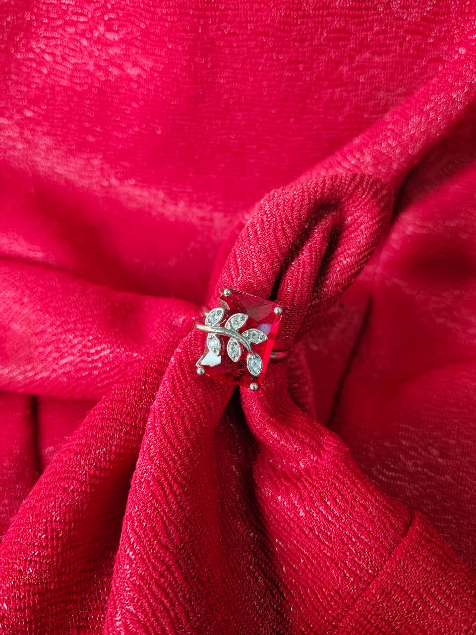 Red Sparkling Leaf Ring